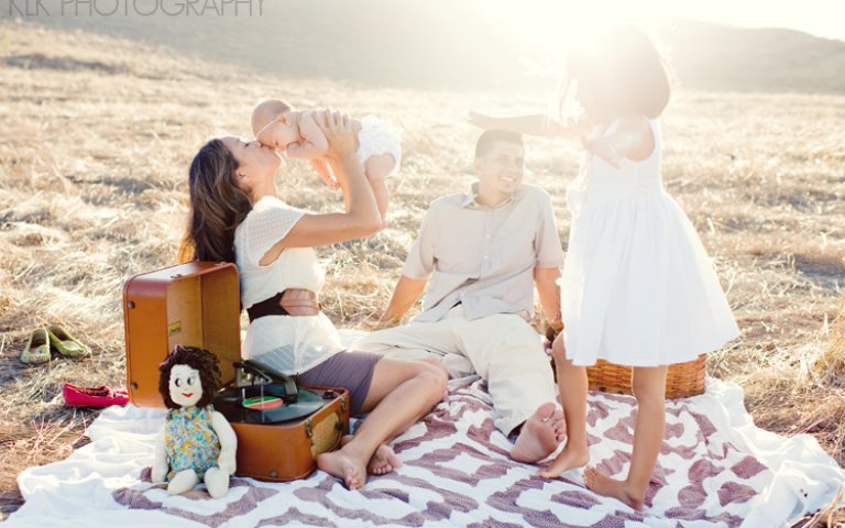 Picnic in the Field: Family Session with KLK Photography